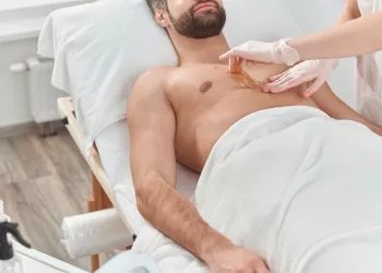 Kuaförde Erkek Ağda Nasıl Yapılır? – İstenmeyen Tüylerden Kurtulma Rehberi